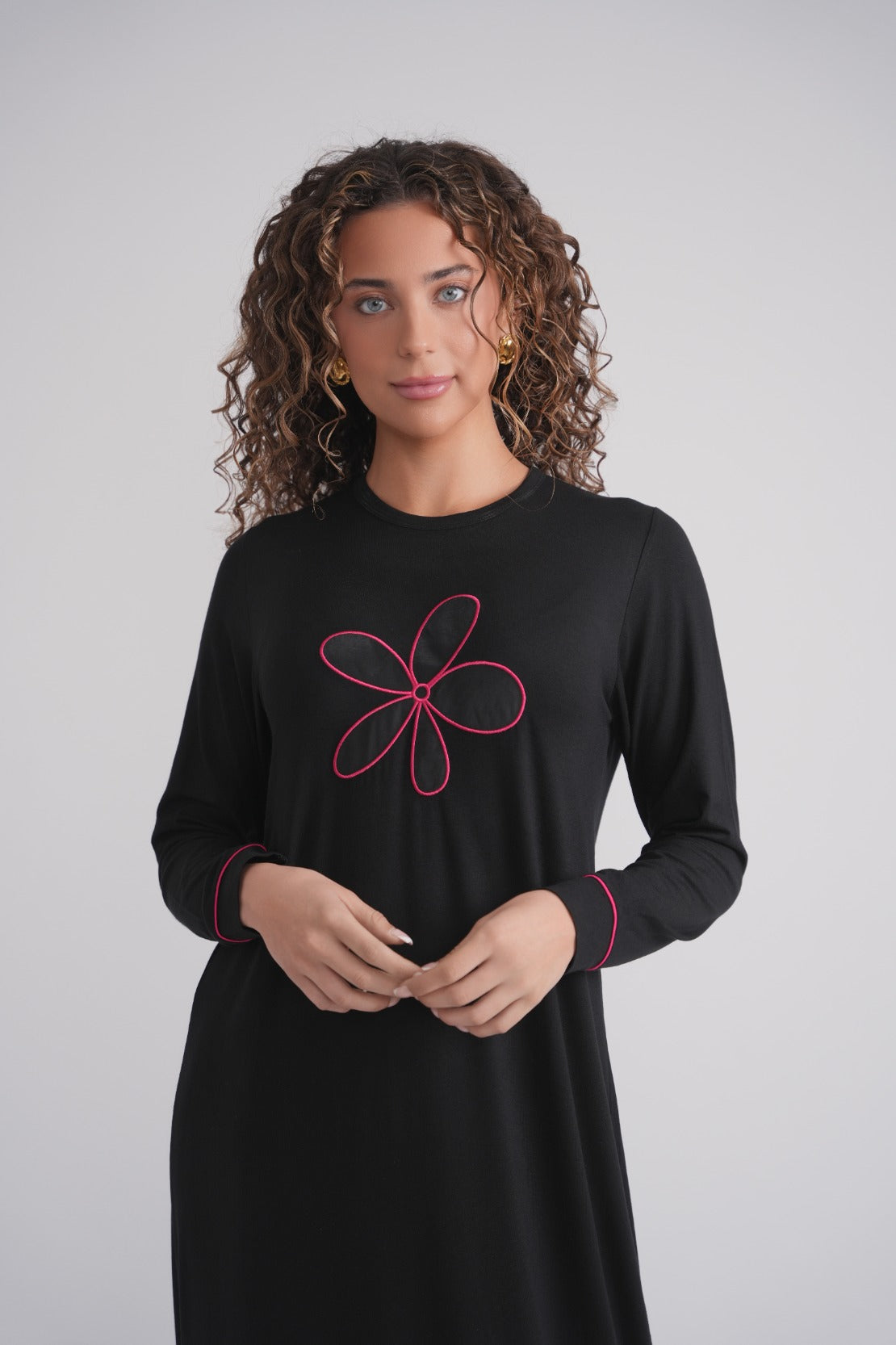 Besticktes Blumen-Nachthemd