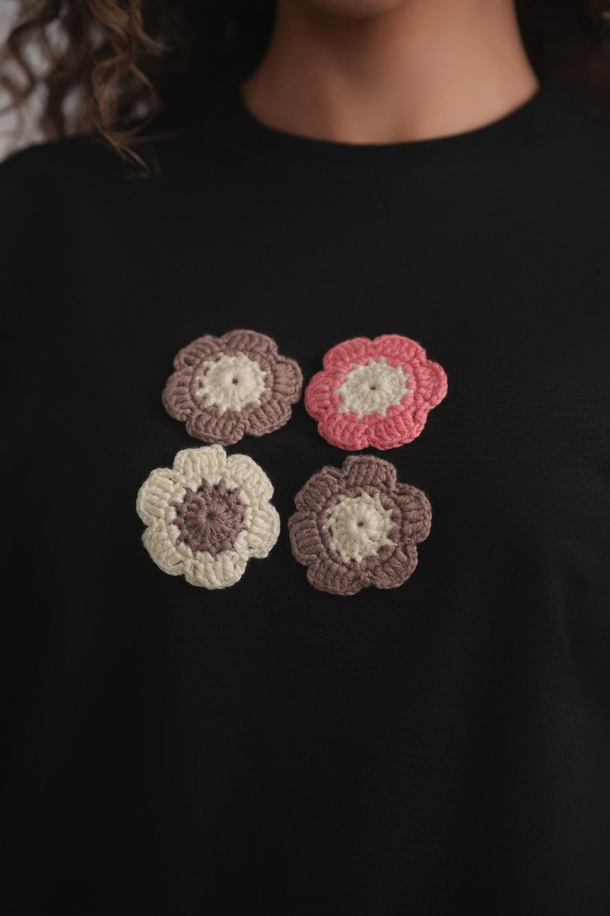 Gehäkelter Blumenpullover