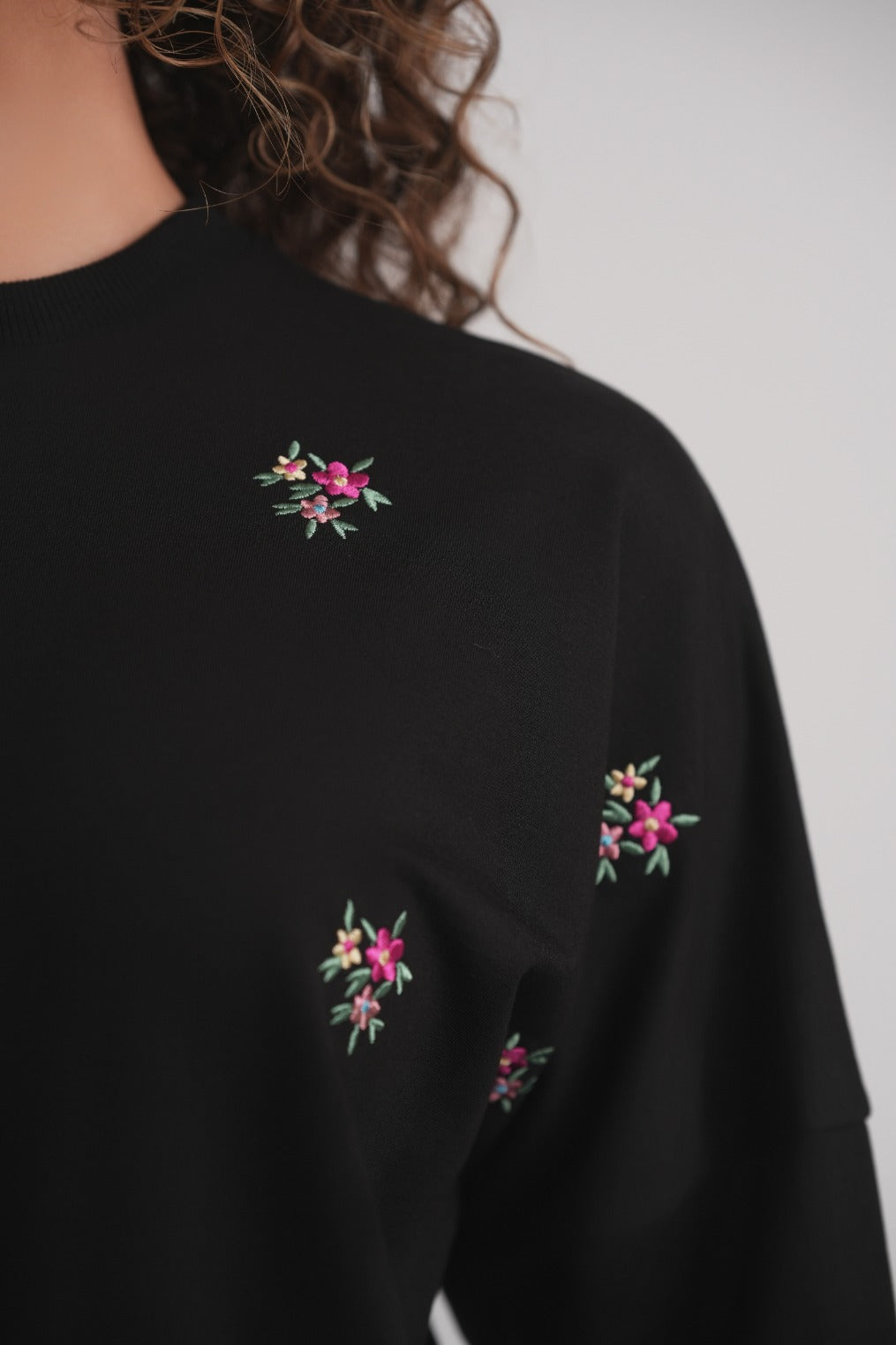 Besticktes Sweatshirt mit Blumenmuster