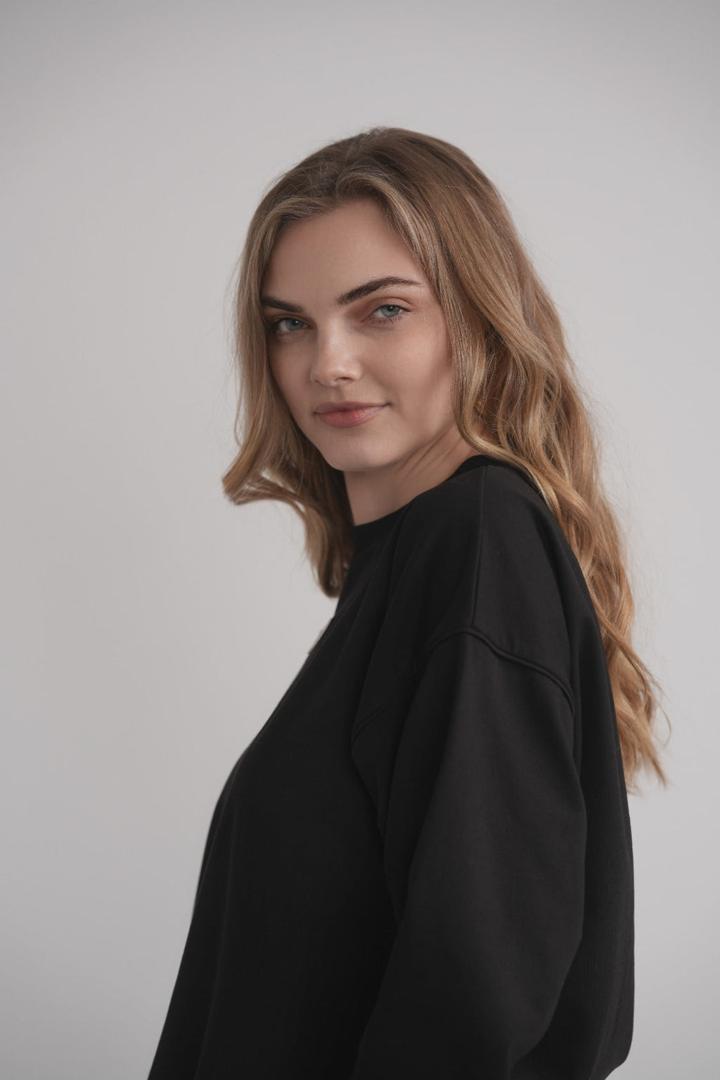 Schwarzes Sweatshirt mit geprägtem Lederlogo